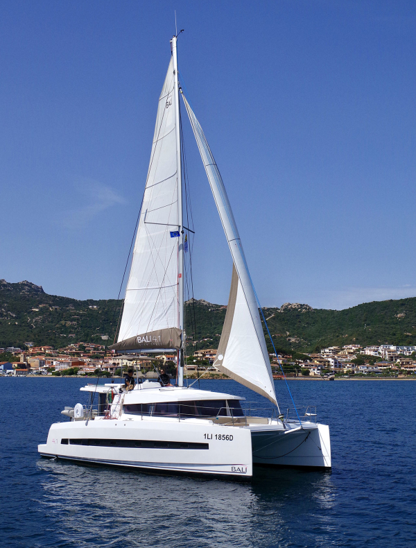 affittare catamarano a vela sardegna